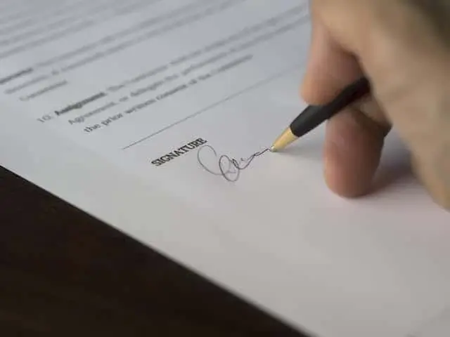 residuary clause, image of hand signing a document